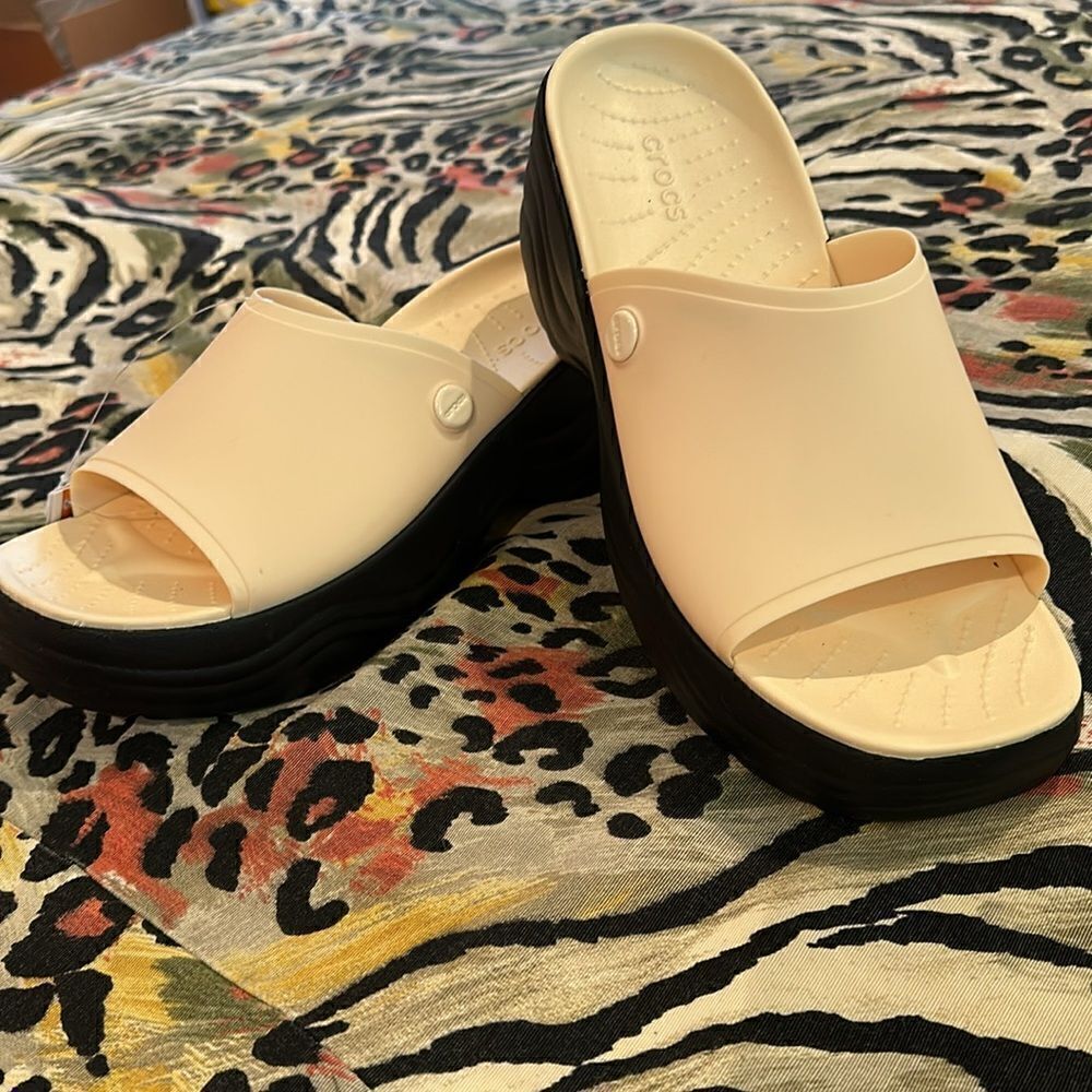 Crocs Skyline Slide Size 9 Women’s Crème with Black Platform Sole